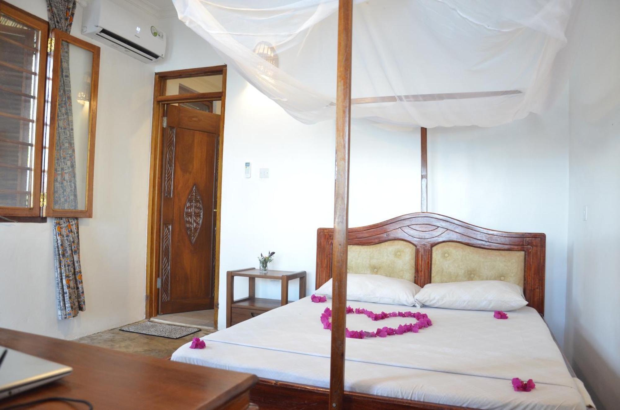 Lui Ushongo Beach House Pangani Ngoại thất bức ảnh